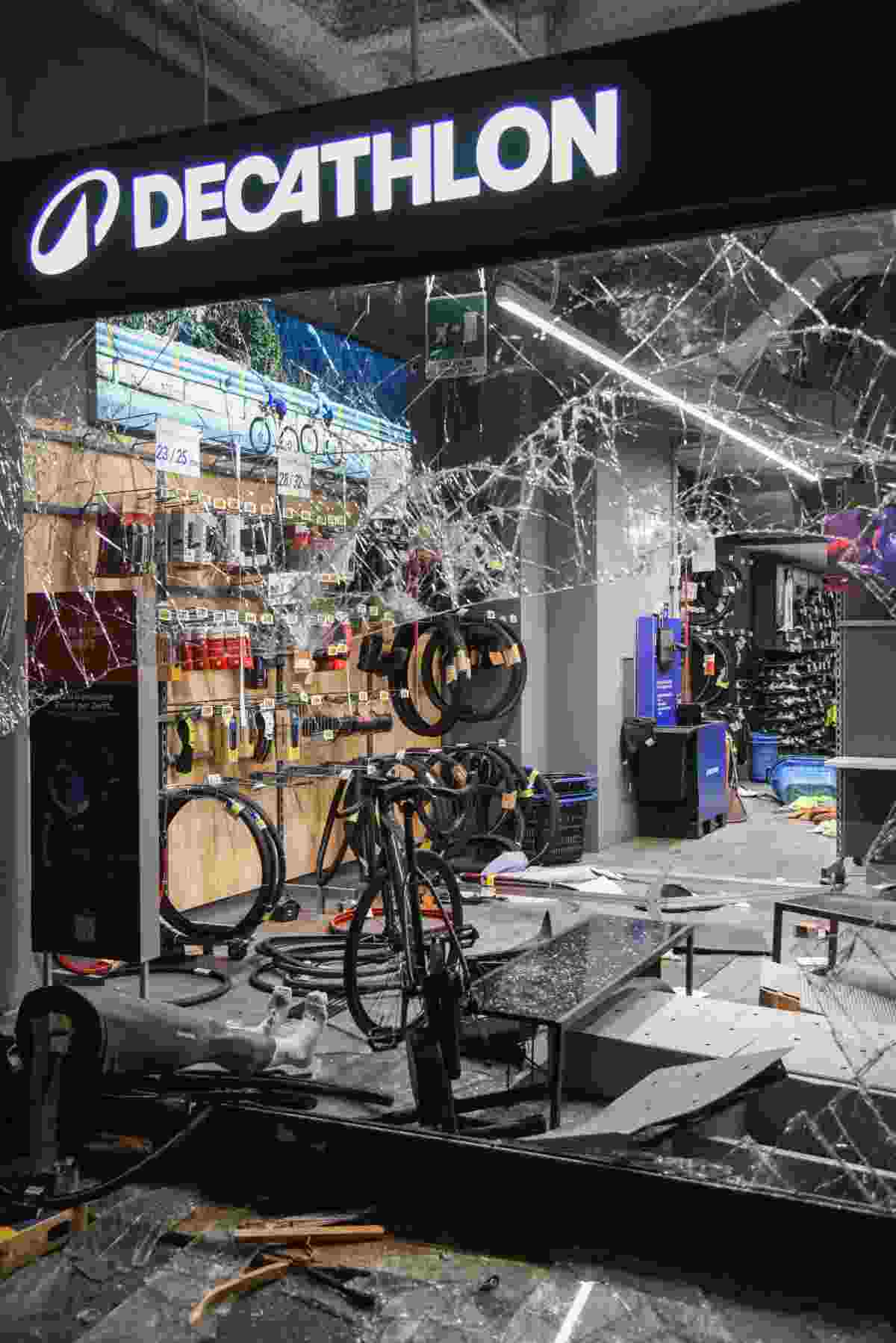 Decathlon assalito a Milano 