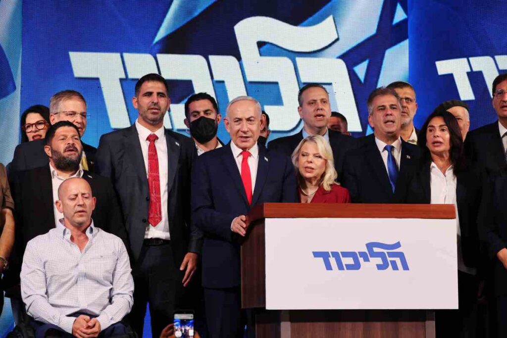 Netanyahu con alcuni esponenti del suo blocco