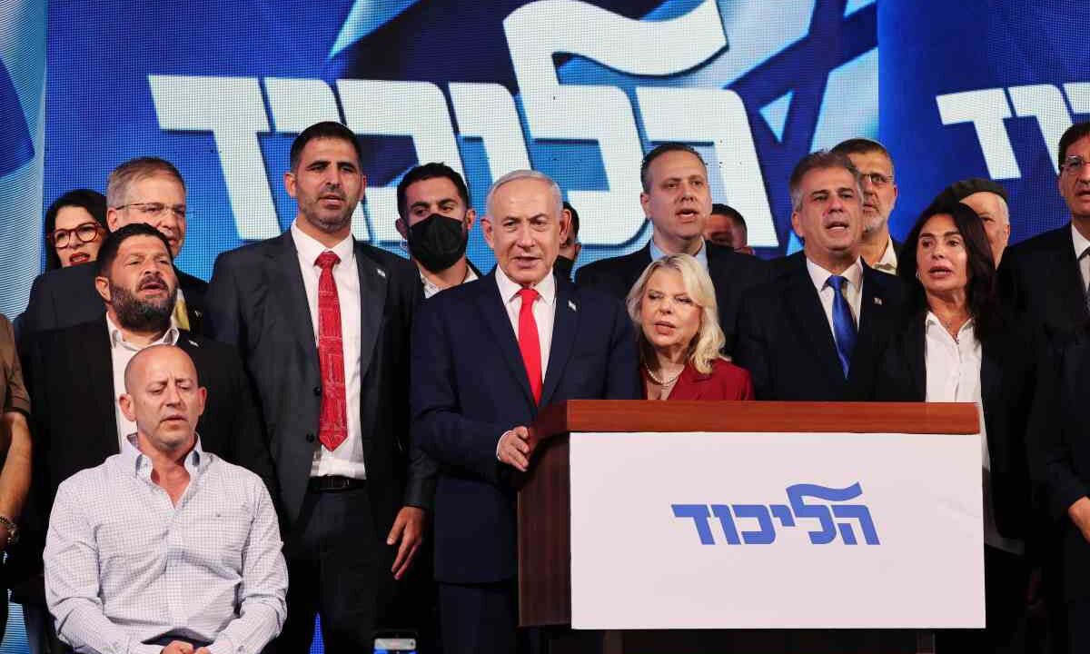 Netanyahu con alcuni esponenti del suo blocco