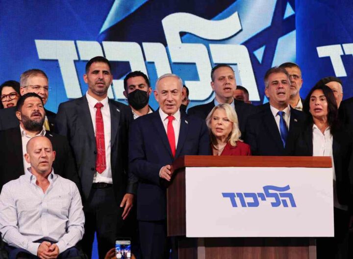 Netanyahu con alcuni esponenti del suo blocco