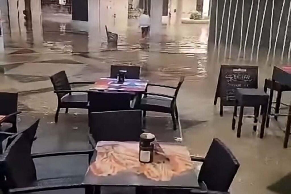 Centro commerciale Latinafiori invaso dall'acqua