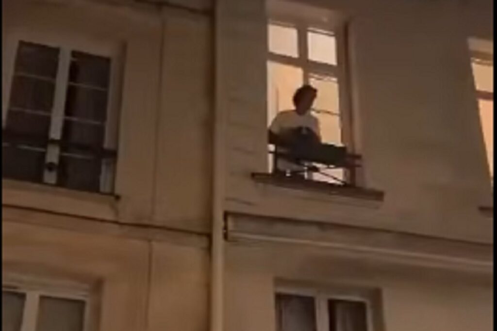 Assaltano un negozio di ottica nel centro di Parigi, un residente getta acqua bollente dalla finestra contro i saccheggiatori