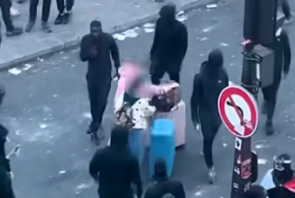 Parigi, il video delle turiste che trascinano il trolley in mezzo agli scontri e della coppia che sorseggia un drink vicino al cassonetto che brucia