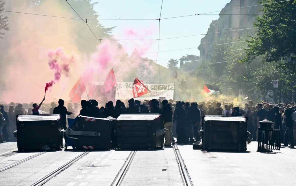 Cassonetti rovesciati dagli studenti a Roma