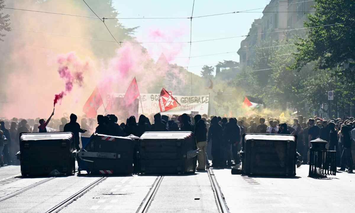 Cassonetti rovesciati dagli studenti a Roma