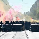 Cassonetti rovesciati dagli studenti a Roma