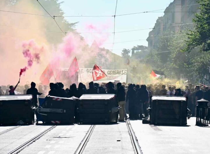 Cassonetti rovesciati dagli studenti a Roma