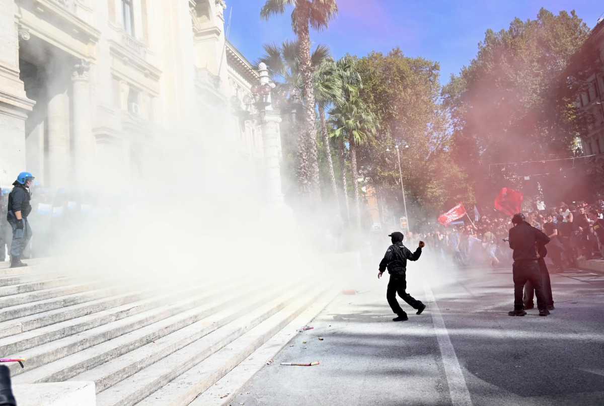 Petardi contro il ministero della Pubblica Istruzione 