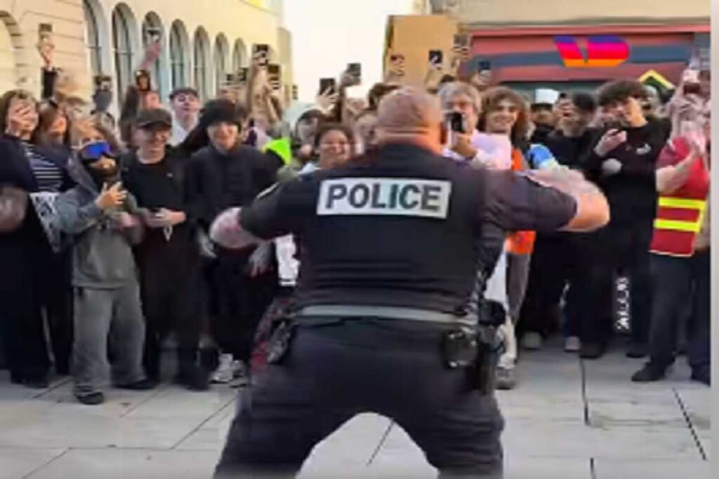 Il video del poliziotto francese che fa la "battle d'aura" insieme agli studenti