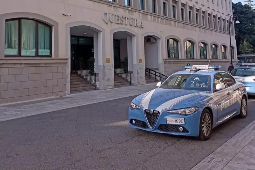 Una volante della polizia
