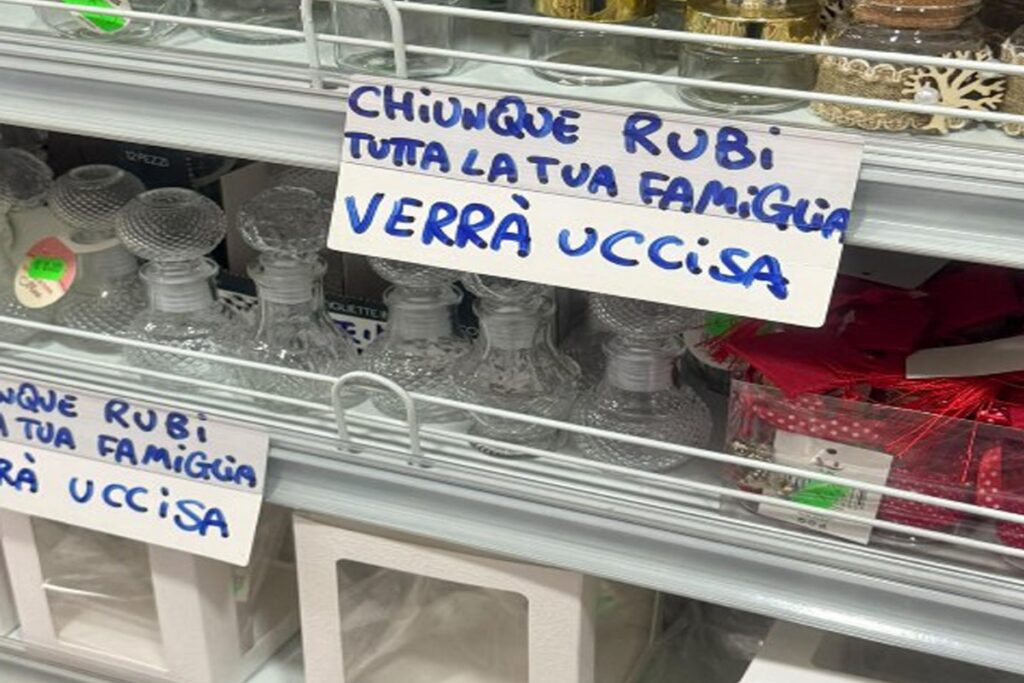I cartelli contro i ladri di un negoziante di Pomigliano