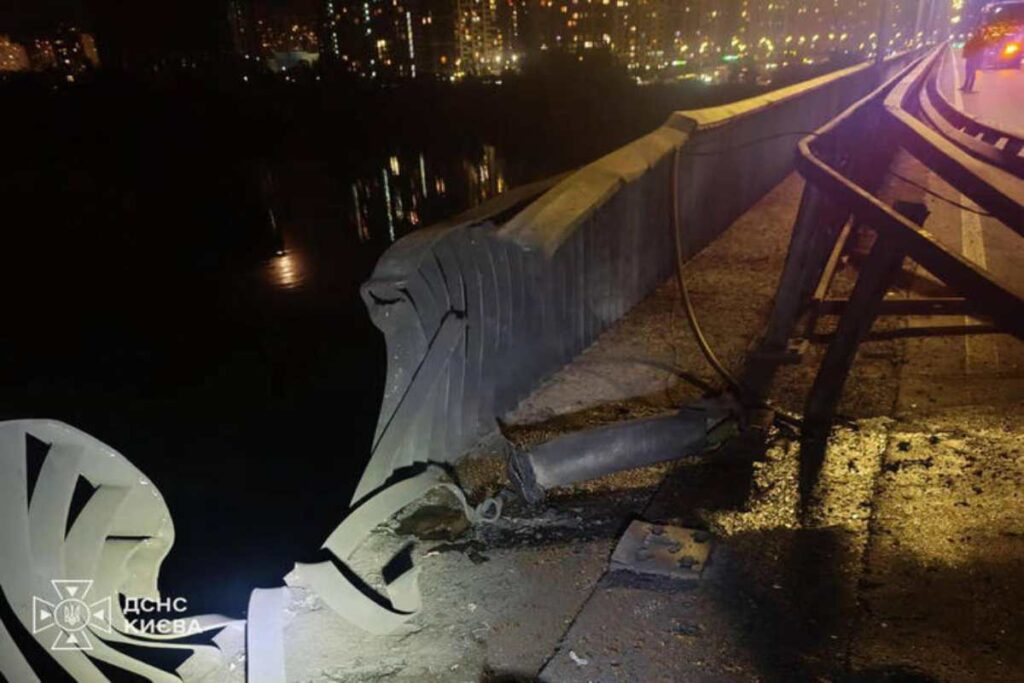 Il ponte distrutto dai russi a Kiev