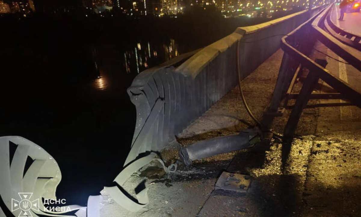 Il ponte distrutto dai russi a Kiev