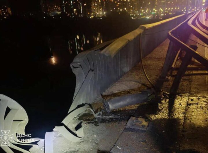 Il ponte distrutto dai russi a Kiev