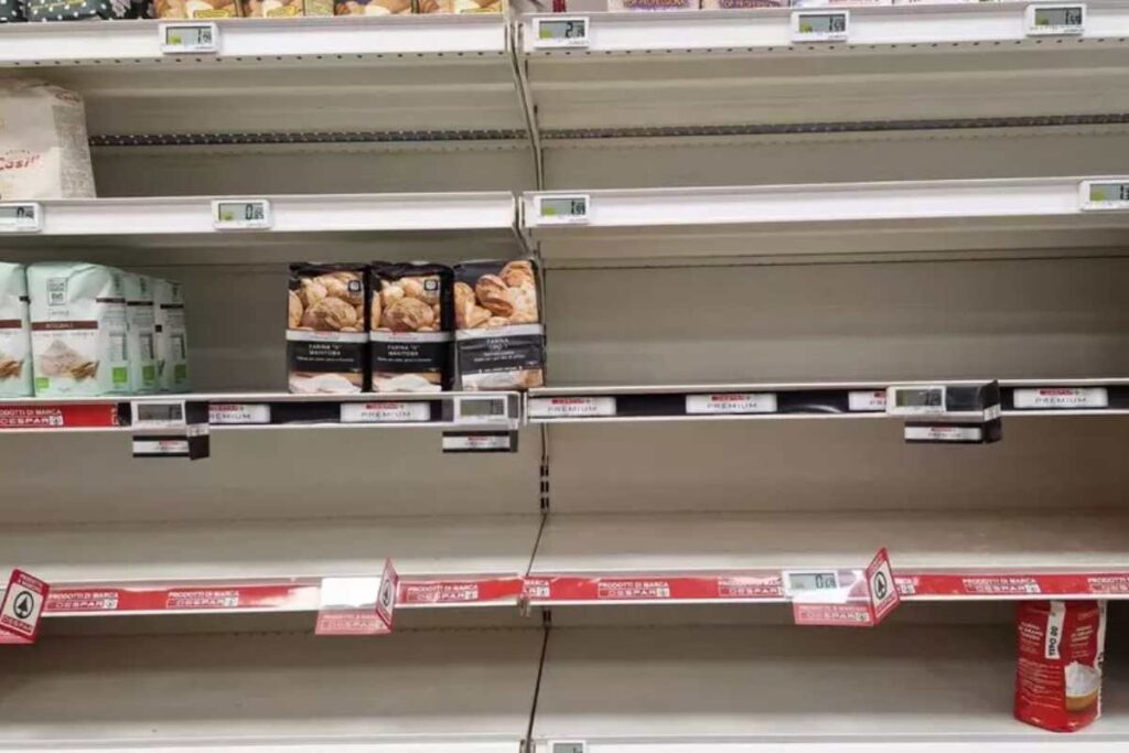 Scaffali vuoti per il blocco dei tir