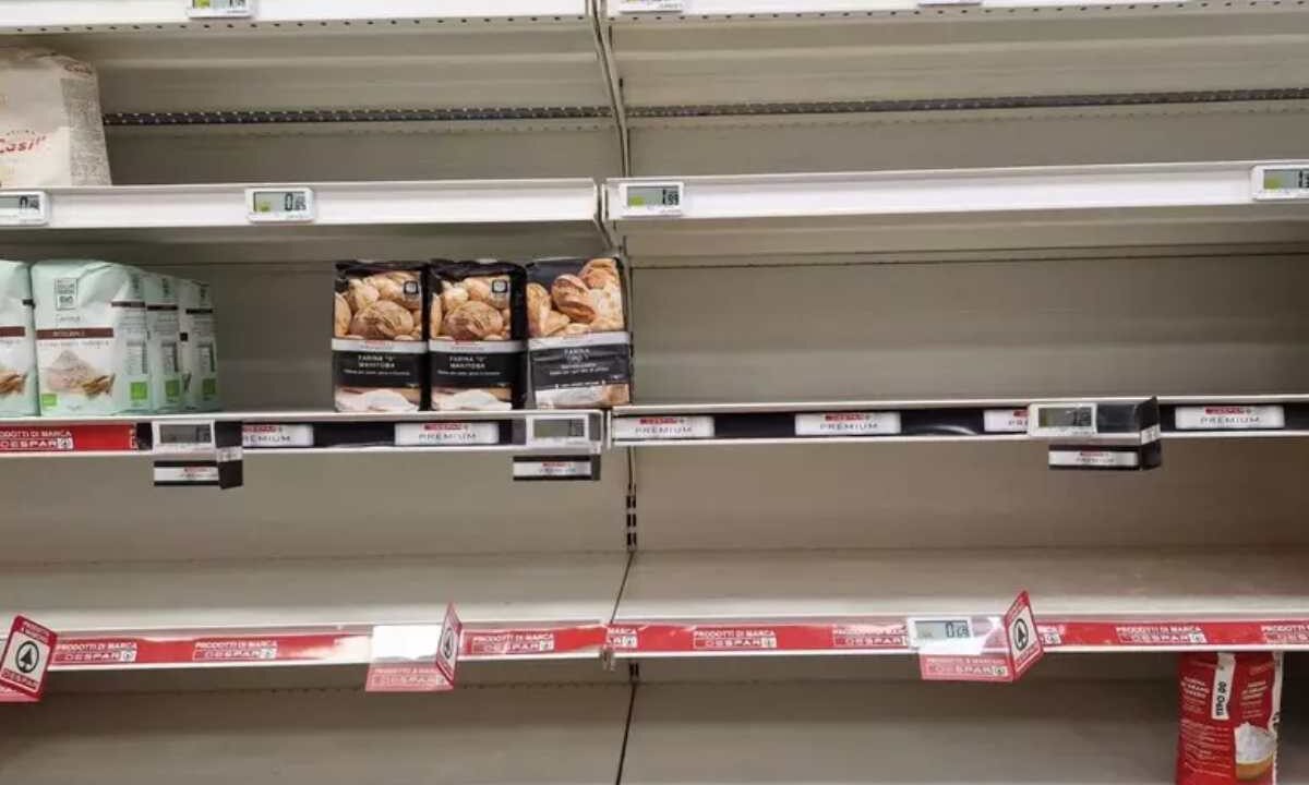 Scaffali vuoti per il blocco dei tir