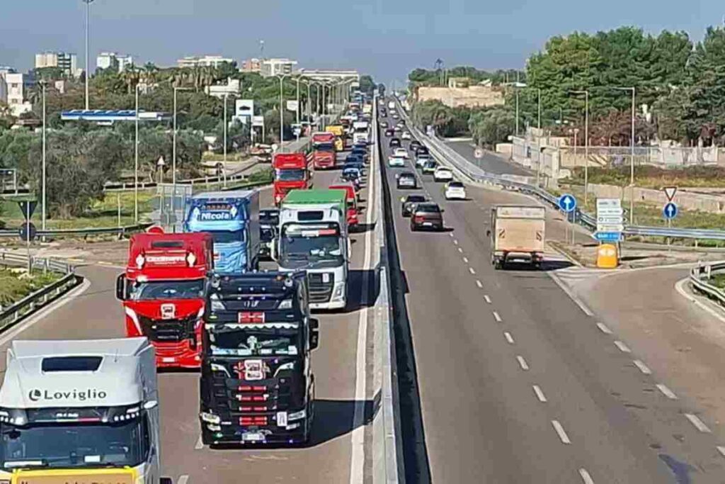 Continua la protesta degli autotrasportatori, al Sud scaffali quasi vuoti. E intanto il petrolio torna sopra i 110 dollari al barile