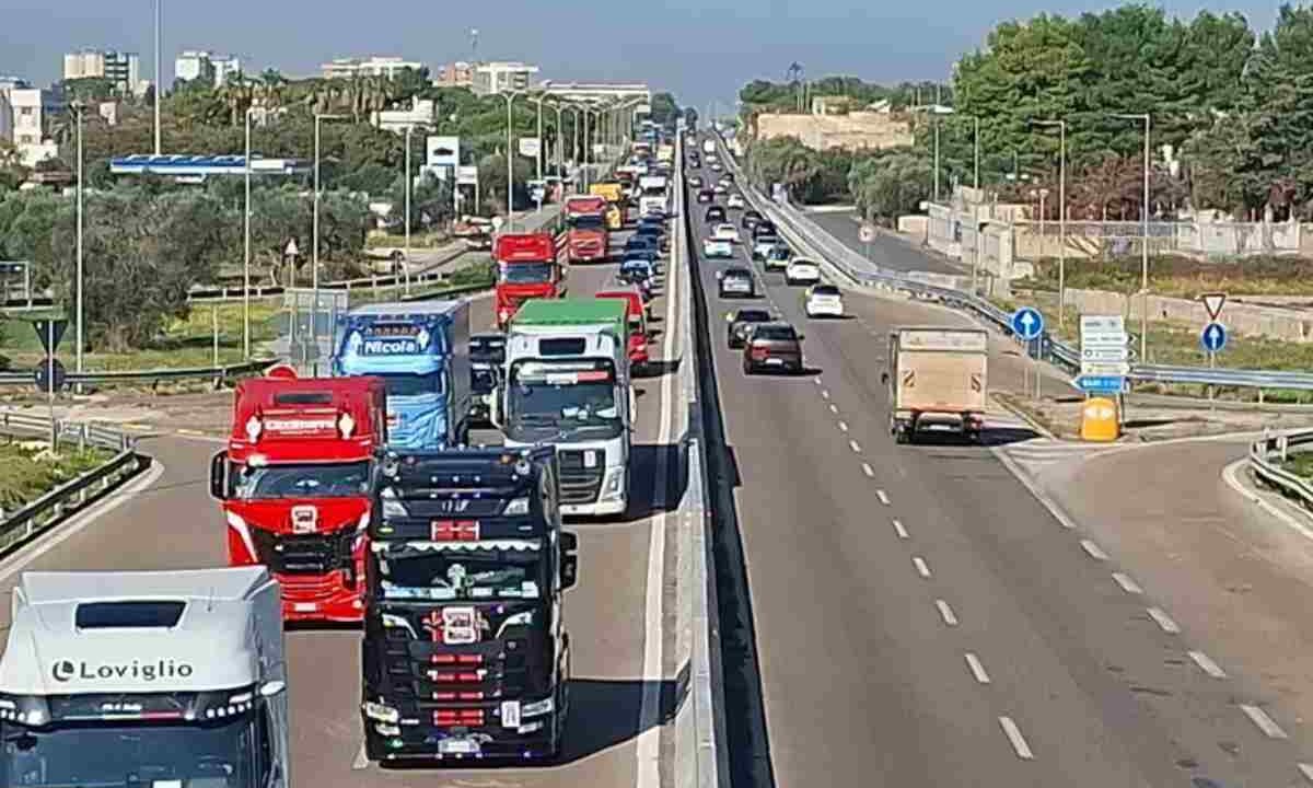 Continua la protesta degli autotrasportatori, al Sud scaffali quasi vuoti. E intanto il petrolio torna sopra i 110 dollari al barile