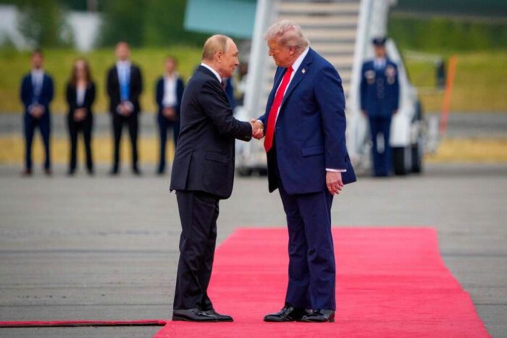 Putin stringe la mano a Trump