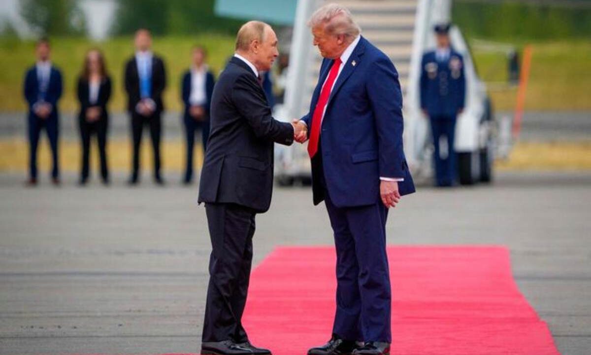 Putin stringe la mano a Trump