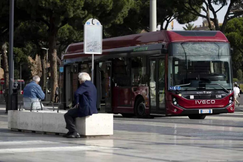 Un autobus di Roma in sosta