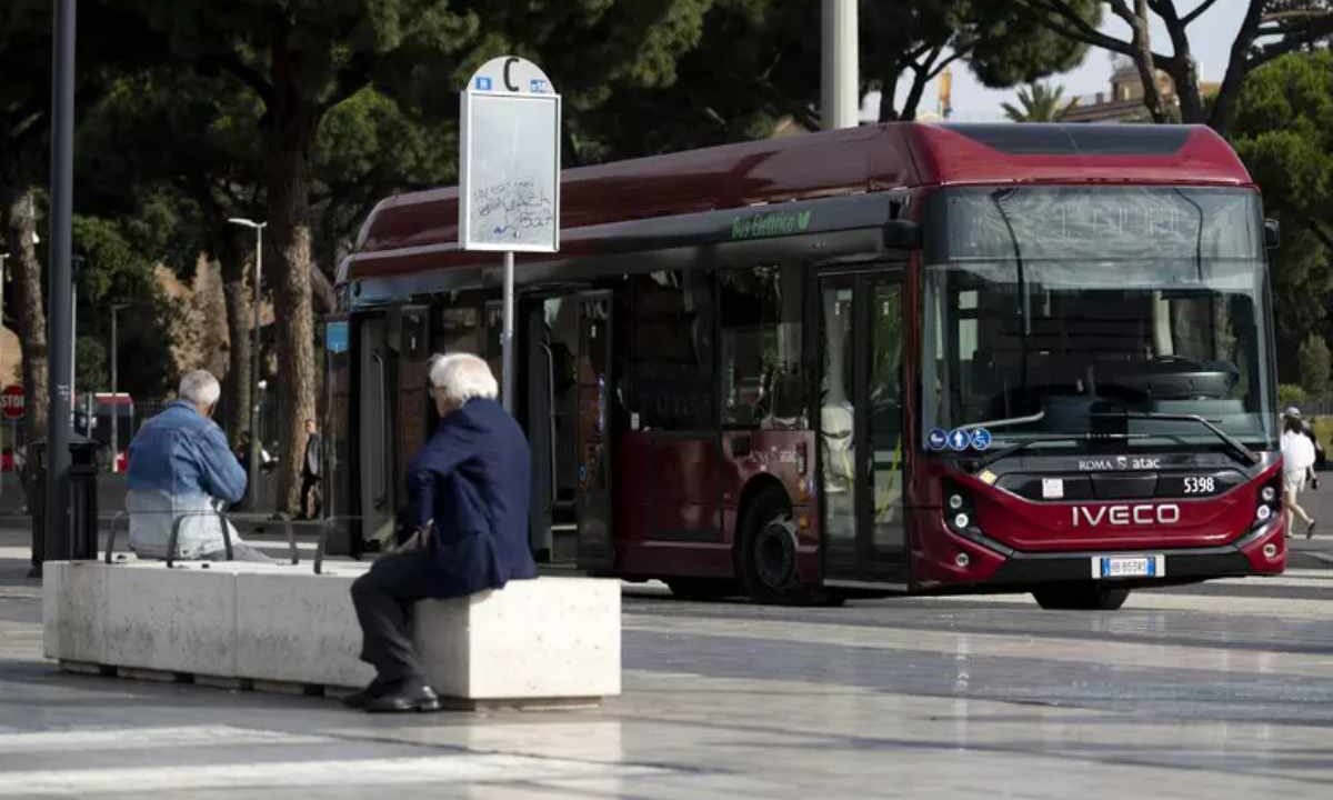 Un autobus di Roma in sosta