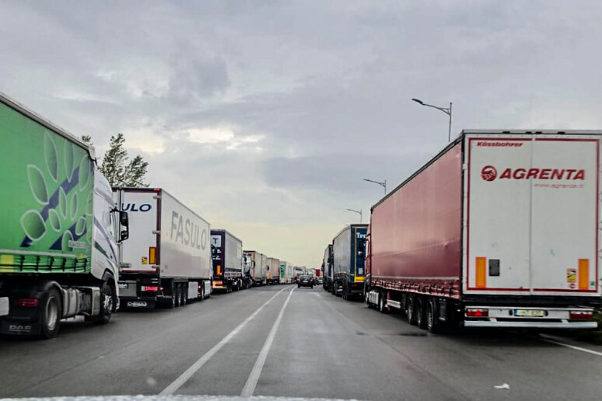 Protesta degli autotrasportatori in Campania, code in A1 e A30: chiusi ...