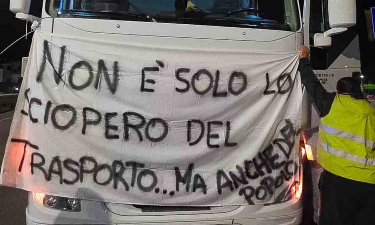 Un miliardo di fondi, ma i camionisti non si fidano e proseguono il blocco (tranne che in Sicilia). I prodotti freschi ora scarseggiano anche nel Lazio e in Lombardia