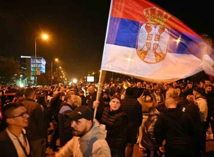 Festeggiamenti a Belgrado dopo la vittoria degli studenti