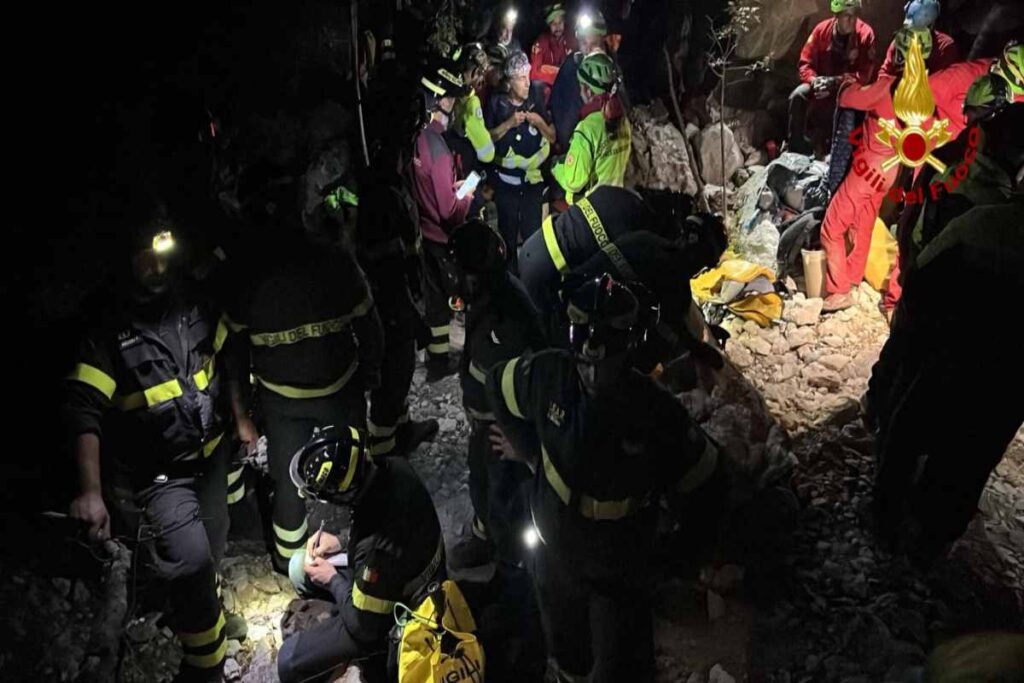 I soccorsi in opera per salvare lo speleologo