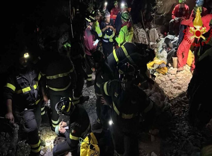 I soccorsi in opera per salvare lo speleologo