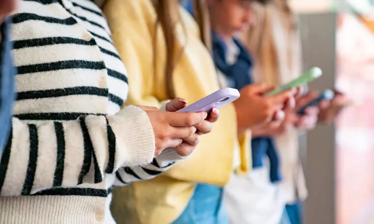 Una persona sui social