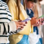 Una persona sui social
