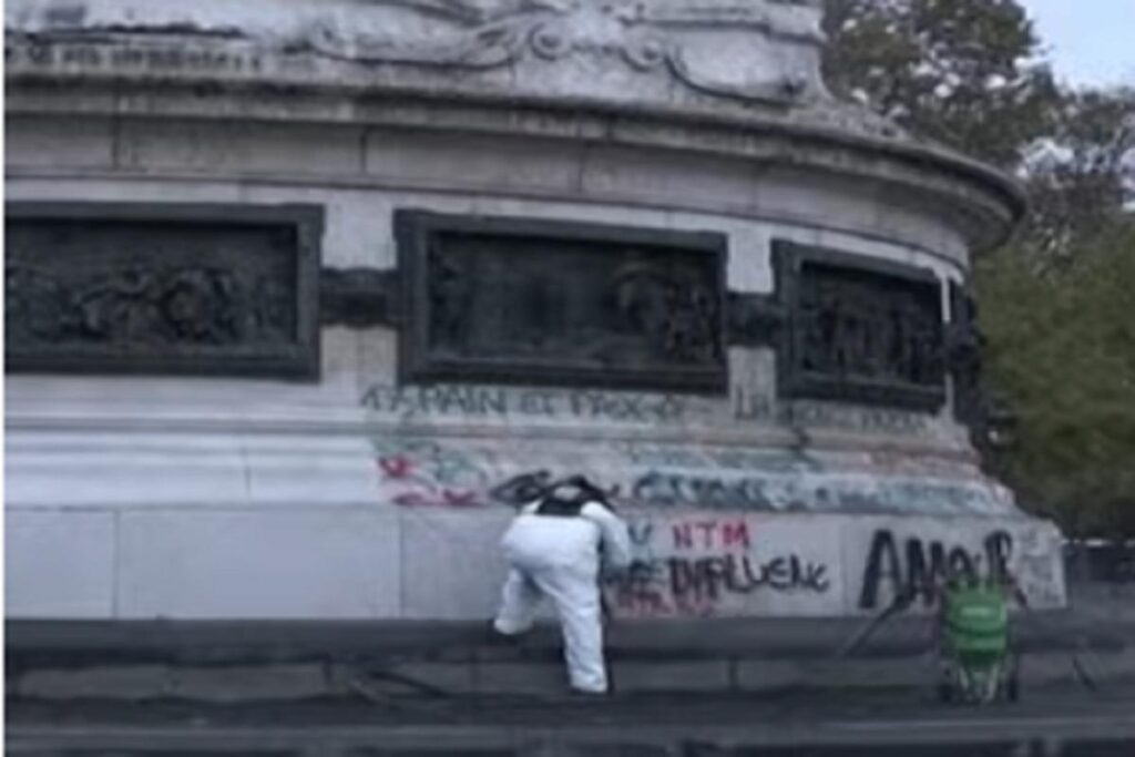 Parigi, ripulita la statua di Place de la République dopo le proteste: rimosso anche il mega gilet giallo messo dai manifestanti