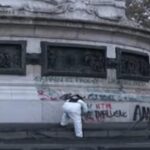 Parigi, ripulita la statua di Place de la République dopo le proteste: rimosso anche il mega gilet giallo messo dai manifestanti