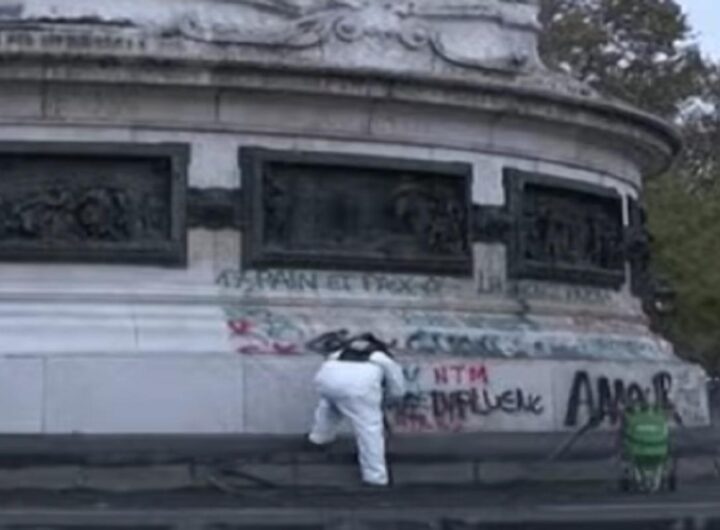 Parigi, ripulita la statua di Place de la République dopo le proteste: rimosso anche il mega gilet giallo messo dai manifestanti