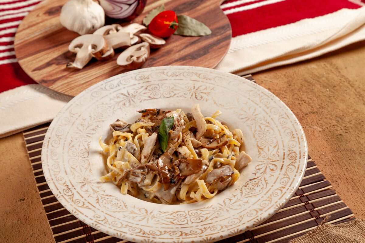 tagliatelle con funghi e speck