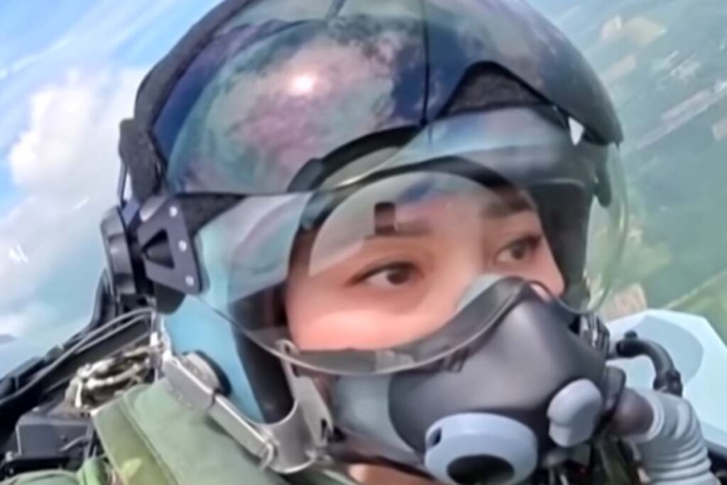 Regina di Thailandia pilota un jet militare