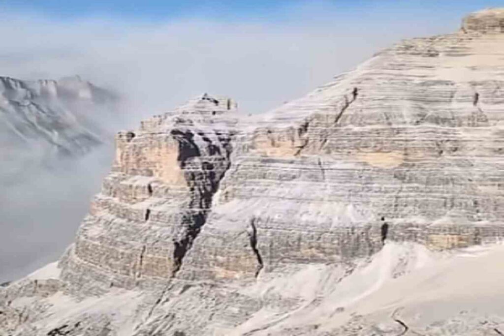 Cortina d'Ampezzo: megafrana sulle Tofane ripresa dall'elicottero, il distacco provoca un'enorme nube di polvere