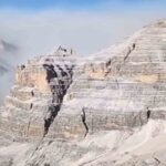 Cortina d'Ampezzo: megafrana sulle Tofane ripresa dall'elicottero, il distacco provoca un'enorme nube di polvere