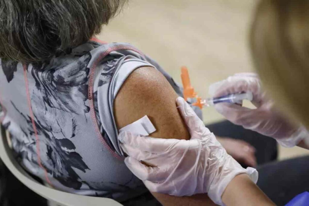 Una persona si vaccina