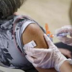 Una persona si vaccina