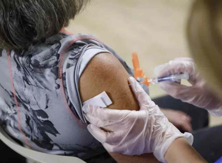 Una persona si vaccina