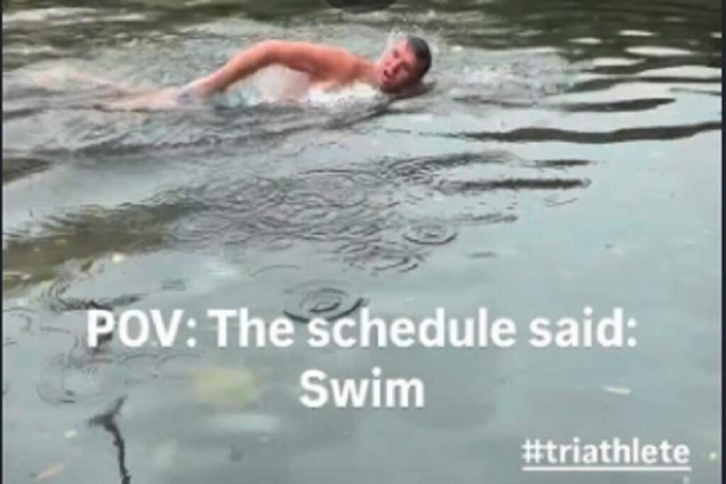 Il video dell'atleta di triathlon che a Valencia nuota nella strada sommersa dall'acqua