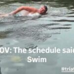 Il video dell'atleta di triathlon che a Valencia nuota nella strada sommersa dall'acqua