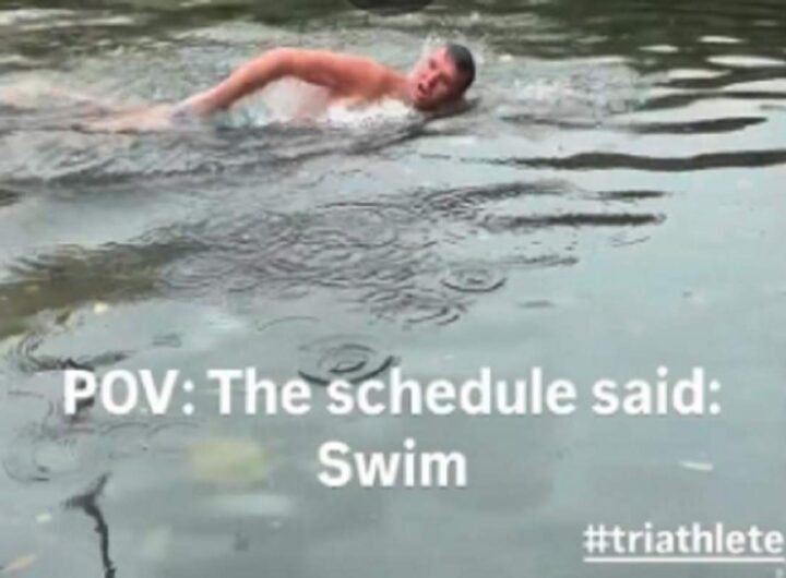 Il video dell'atleta di triathlon che a Valencia nuota nella strada sommersa dall'acqua