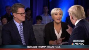 Donald Trump a Mika Brzezinski: "Pazza col lifting". Lei: "Hai le mani piccole"
