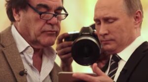 YOUTUBE Putin mostra a Oliver Stone video dell'attacco in Siria. Ma sono gli Usa
