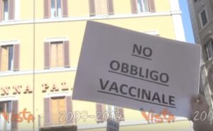 YOUTUBE Vaccini, manifestazione a Roma in piazza Montecitorio contro il decreto