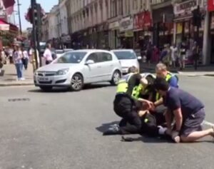 YOUTUBE Londra, attacca un agente alla stazione di Paddington: arrestato